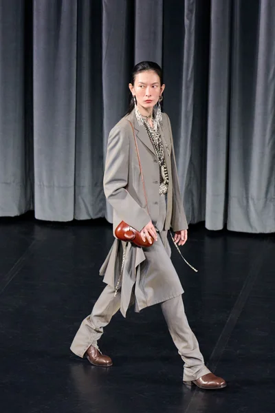 Look 16